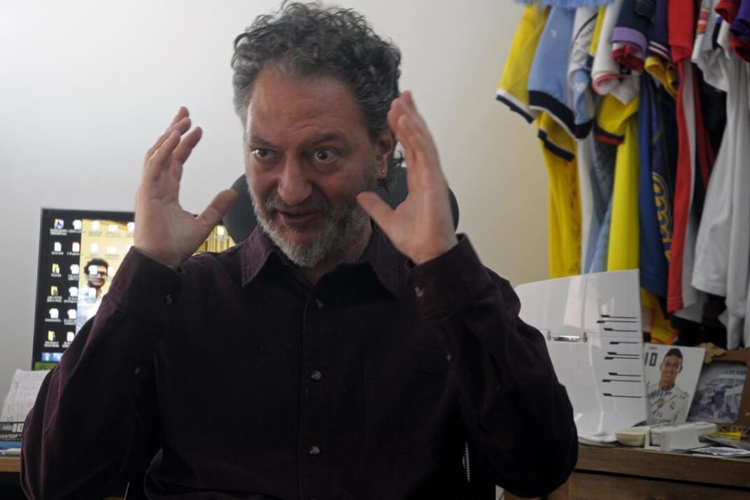 Marcelo Roffé en su lugar de trabajo, rodeado por el deporte