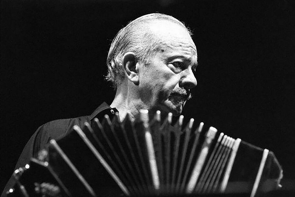 En 1992 Astor Piazzolla, ícono del tango,  fallece en Buenos Aires a los 71 años. Había sufrido un accidente vascular en 1990 en París, del que no se pudo recuperar.