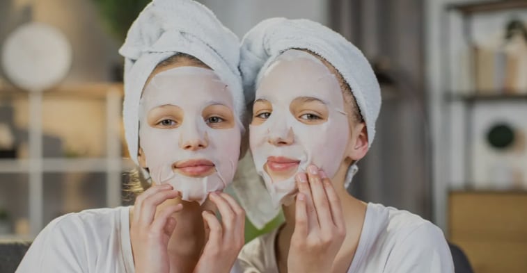 Rutina de belleza en nenas cada vez más chicas: la frontera entre lo que es un juego y un compromiso con la gestión corporal hegemónica es cada vez más difuso