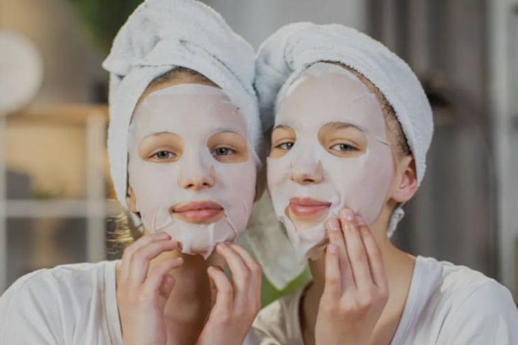 Rutina de belleza en nenas cada vez más chicas: la frontera entre lo que es un juego y un compromiso con la gestión corporal hegemónica es cada vez más difuso