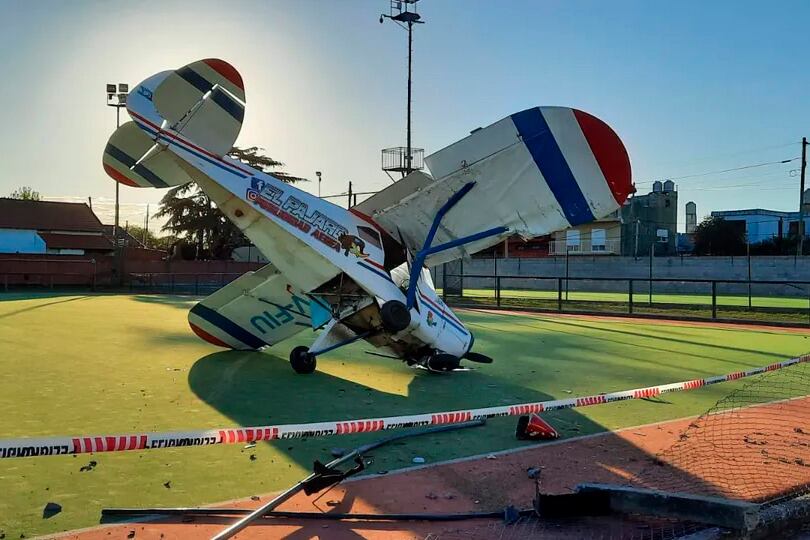 La avioneta que cayó el Burzaco, en una cancha de hockey del club Pucará.