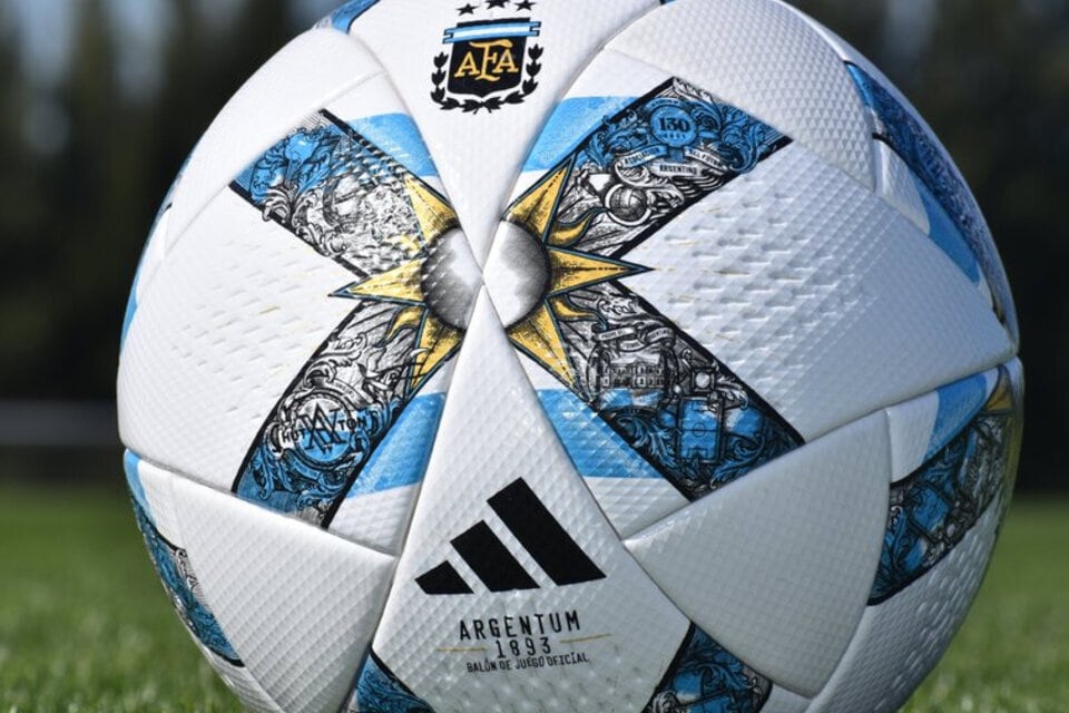Pelota Adidas "Argentum 1893" de la Copa de la Liga 2023
