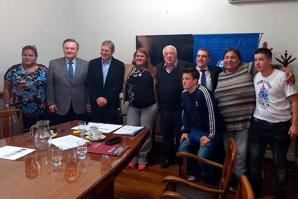 Senadores con un grupo del colectivo.