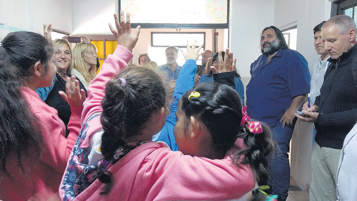 Baradel se reunió con docentes y directivos, pero también habló con los chicos.