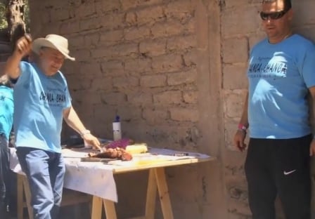 Gerardo Morales (de sombrero) prepara el asado de carnaval. El hombre de la derecha, que trató de salir de cuadro cuando vio la cámara, es Guillermo Adolfo Puertas, el abogado que hizo cambiar el testimonio de Mabel Balconte, coimputada con Milagro Sala