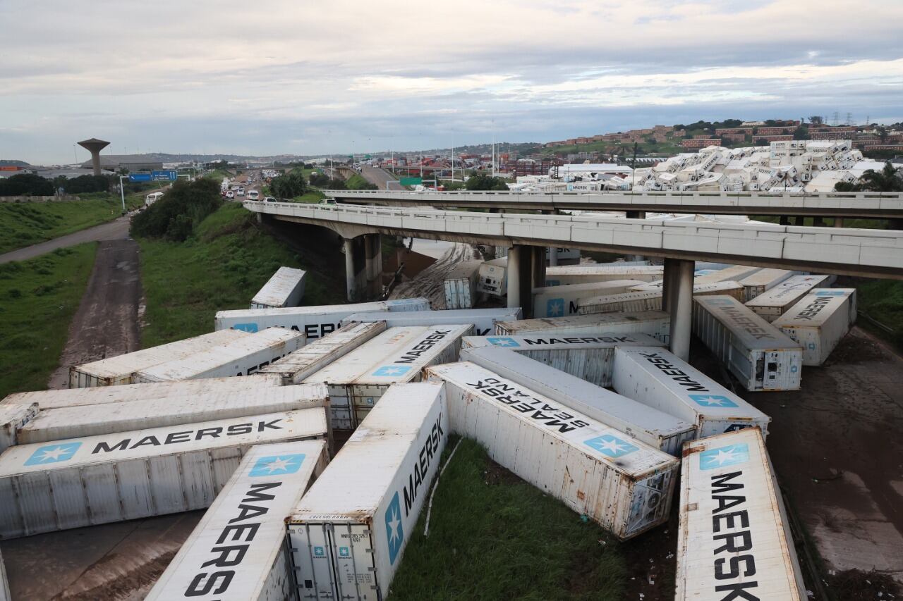 Cientos de contenedores arrojados por la violenta inundación, cerca de Durban.