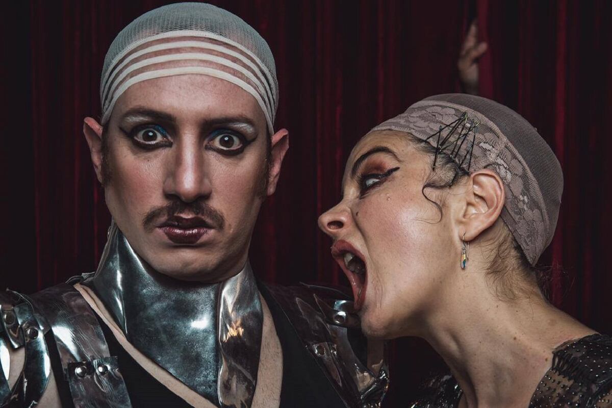 La obra de Érica Rivas y Martín Rechimuzzi se regodea en el happening noventero, de miércoles a viernes en la Ciudad Cultural Konex