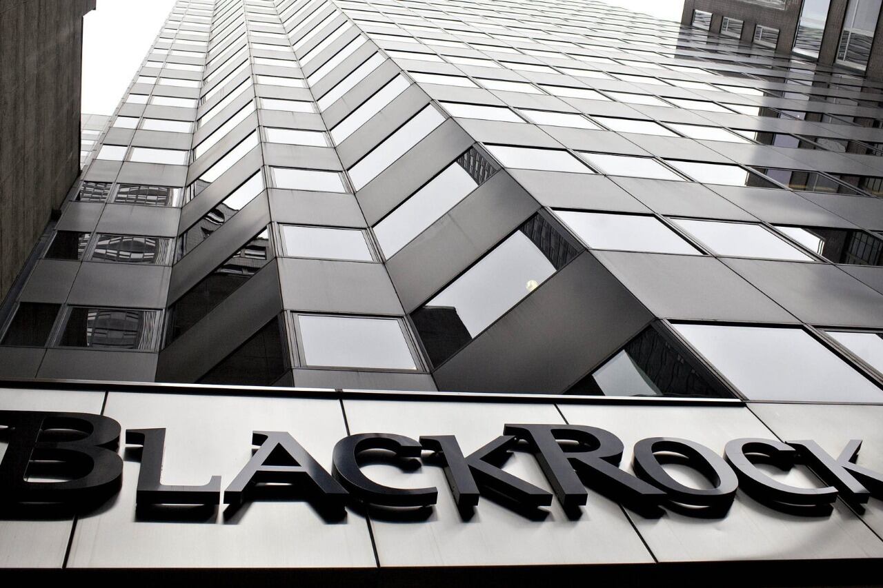BlackRock, cuyo dueño es Larry Fink, junto a otros grandes fondos de las finanzas internacionales, presionan por frenar las subas de las tasas de interés.