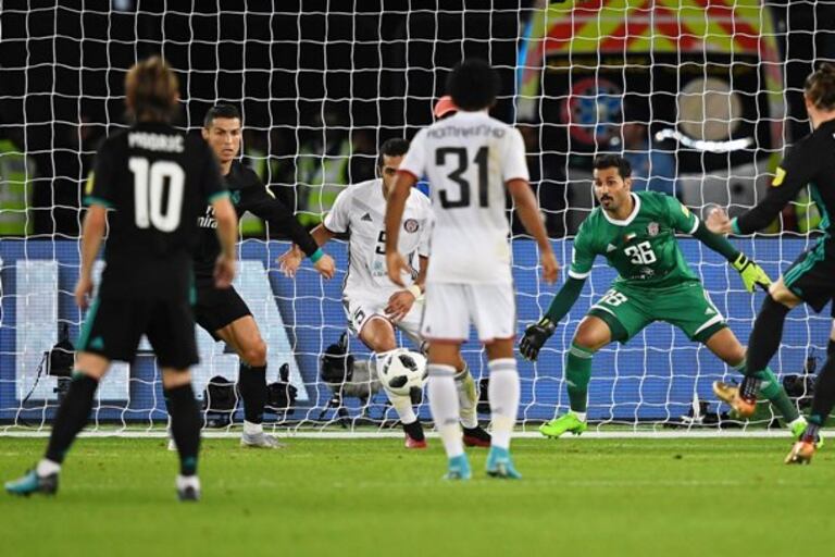 Bale marca el gol que deposita al Real Madrid en la final con el Gremio de Brasil.
