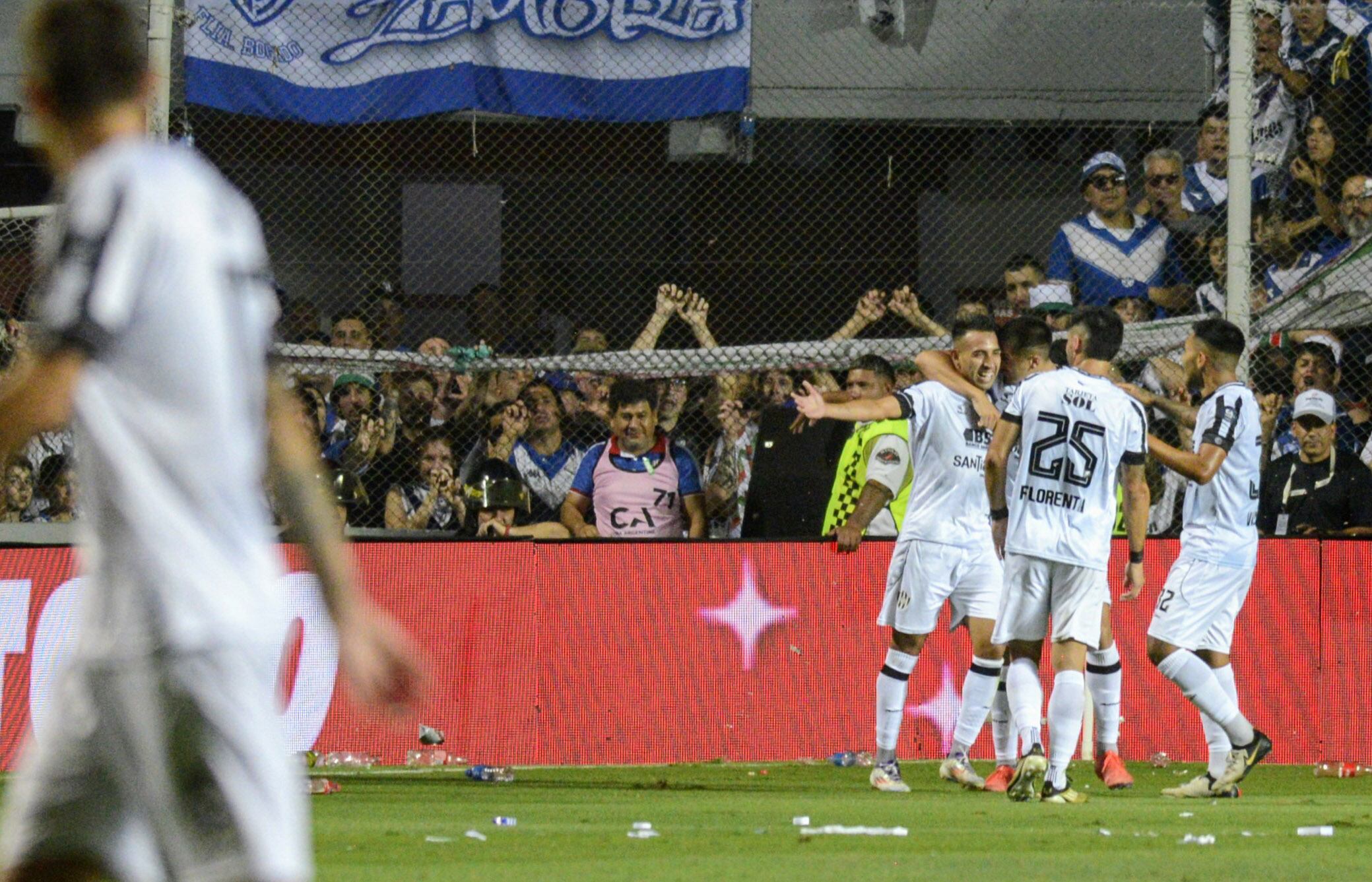 El elenco santiagueño festeja el único tanto del partido