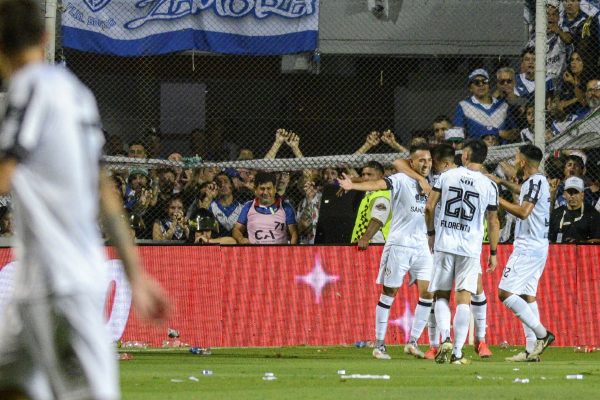 El elenco santiagueño festeja el único tanto del partido