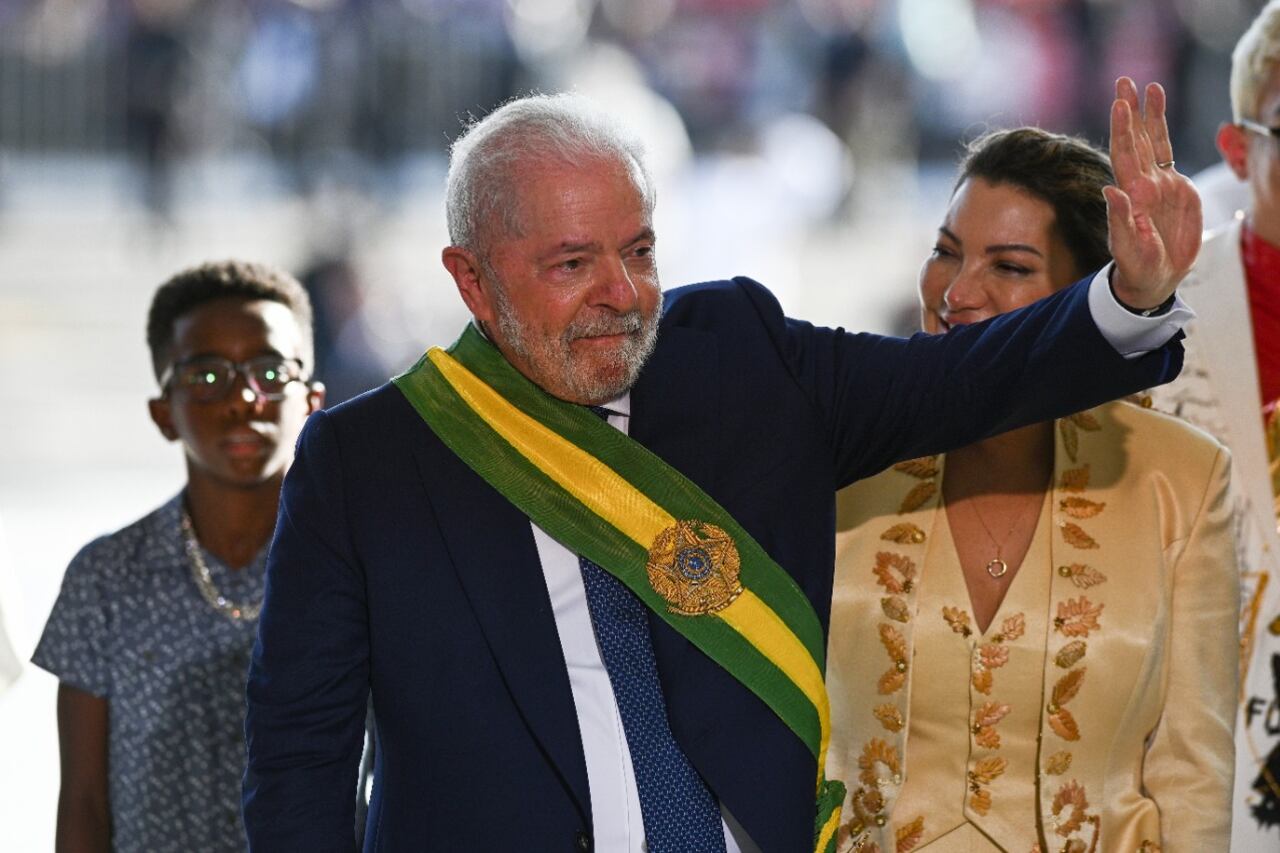 Lula , junto a la primera dama, Rosángela da Silva, saluda con la banda presidencial.