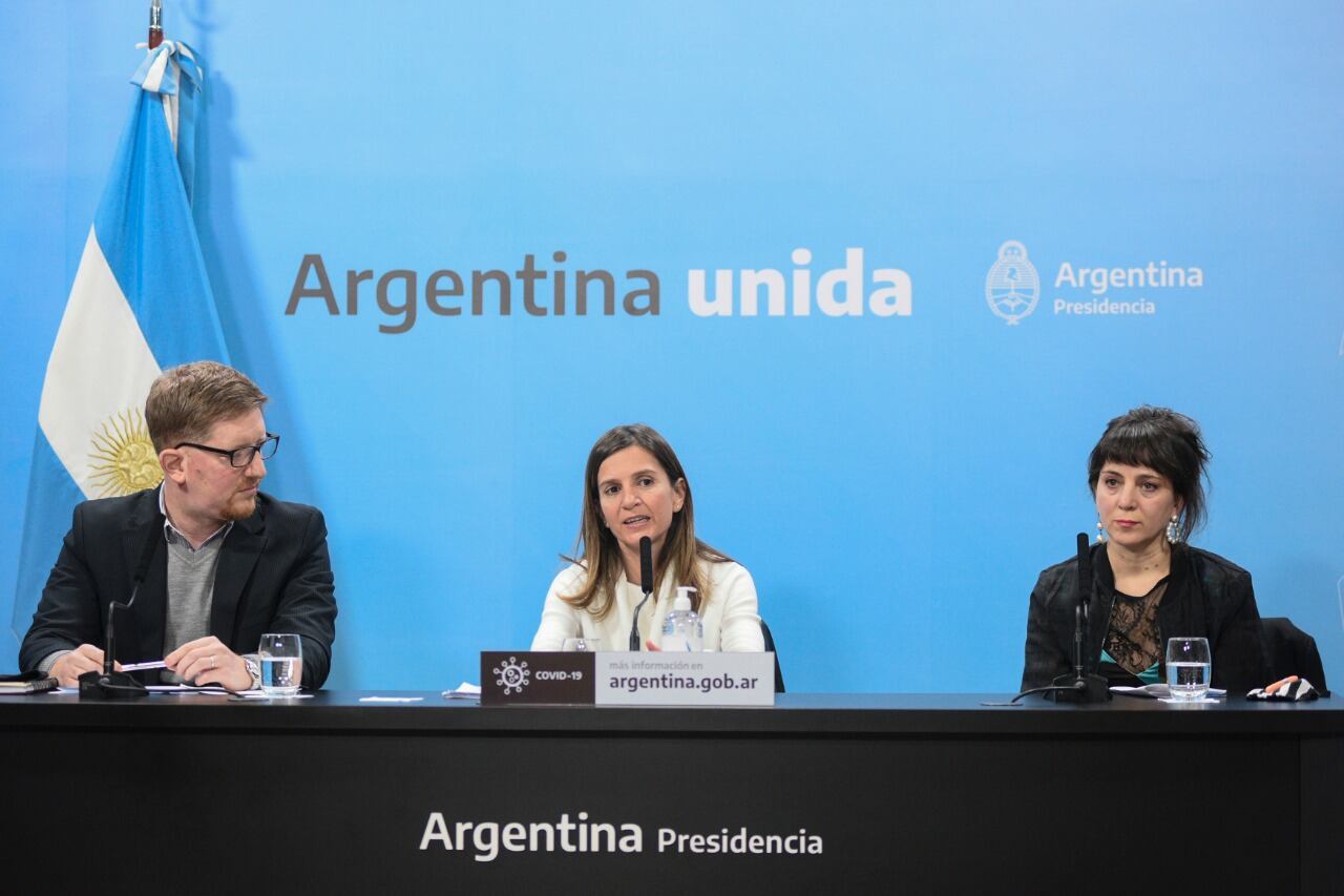 Fernanda Raverta (centro) junto a Mercedes Dalessandro y Haroldo Montagu, funcionarios de Economía.