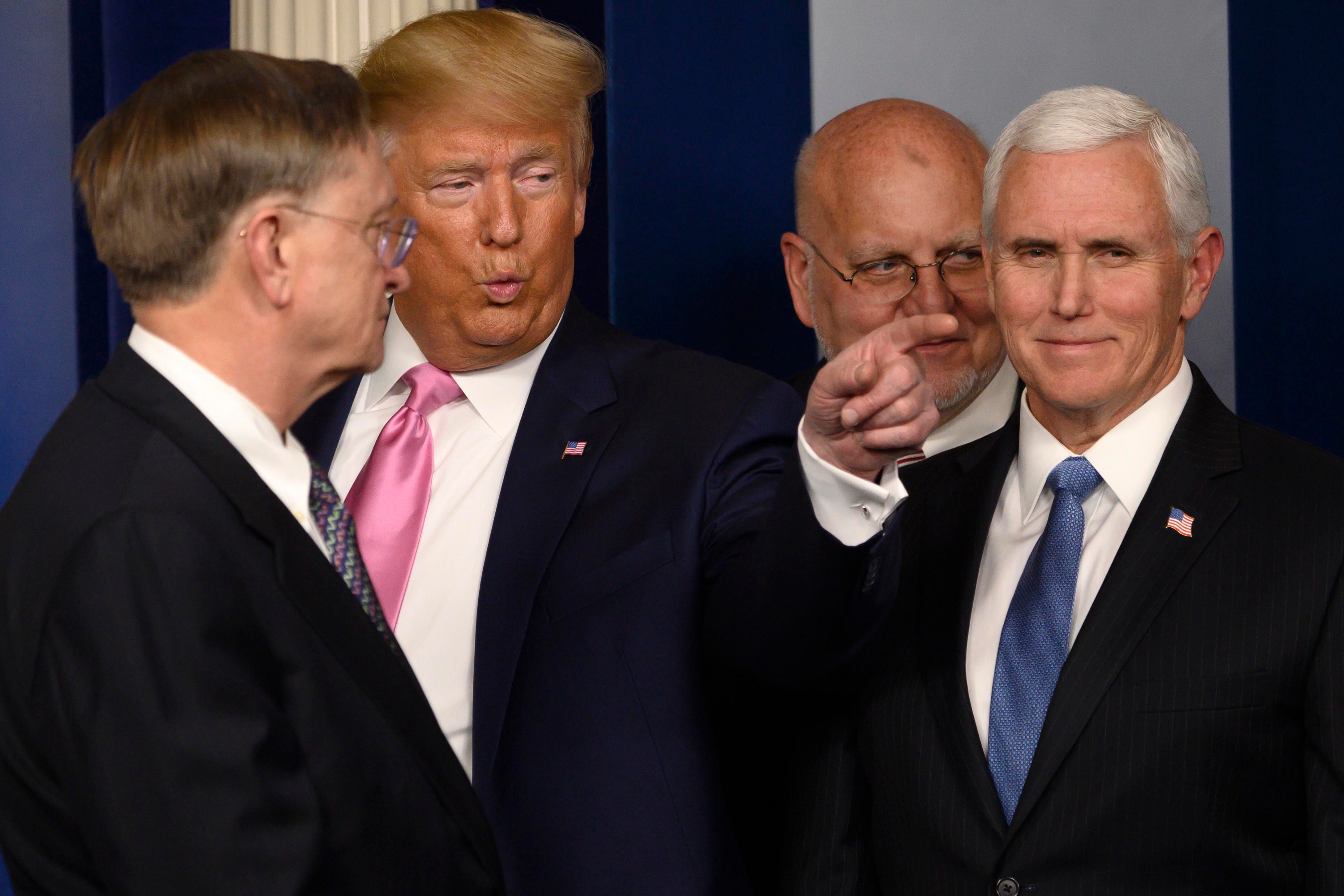 Trump señala y su campaña le hace juicio al Times.