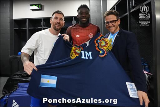 Messi junto a Alphonso Davies con el poncho azul.