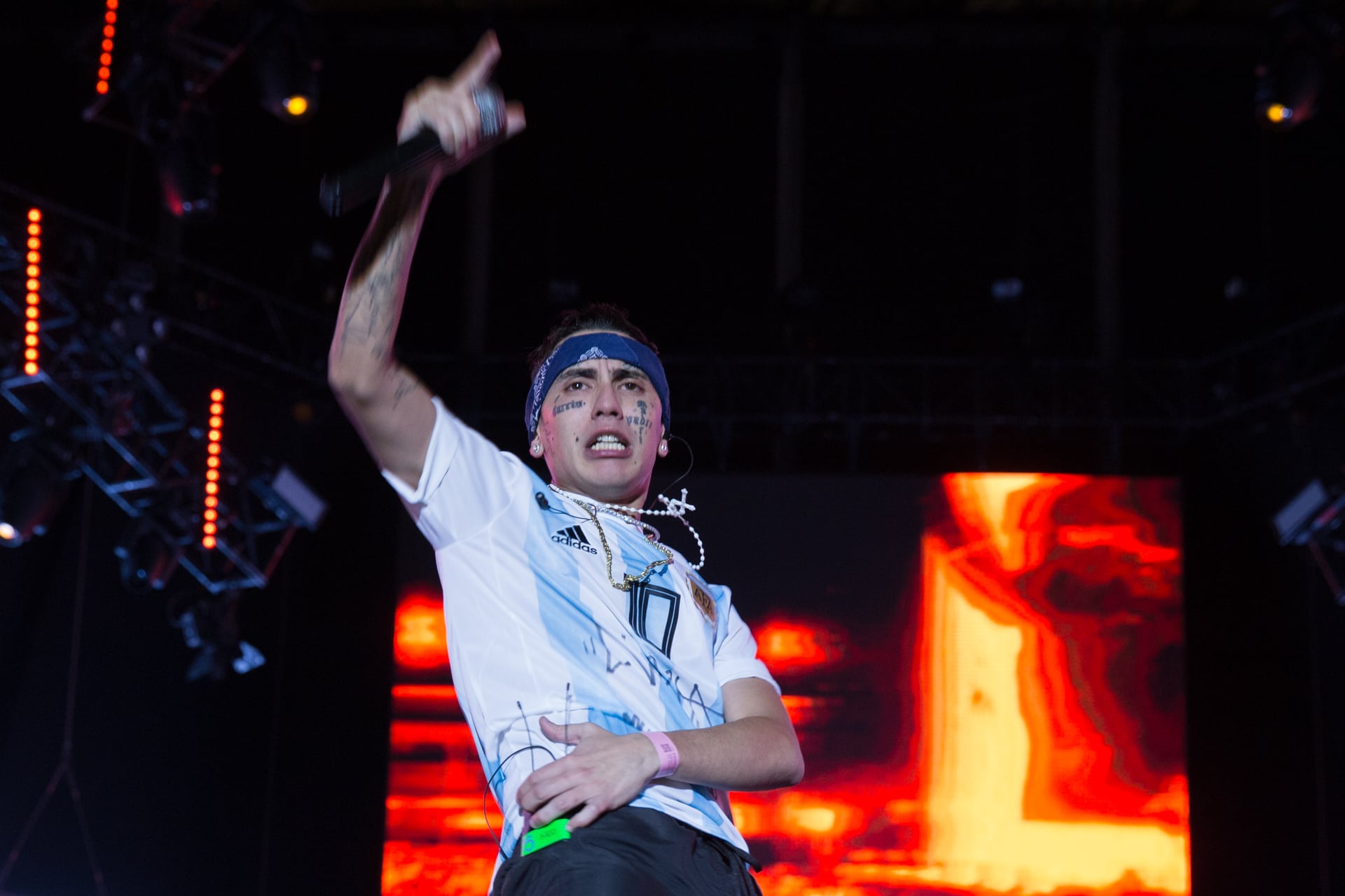 Punkdemia sigue aportando singles al trap local: Tu cintura mueve el termómetro con feats de Cazzu y Rei. 