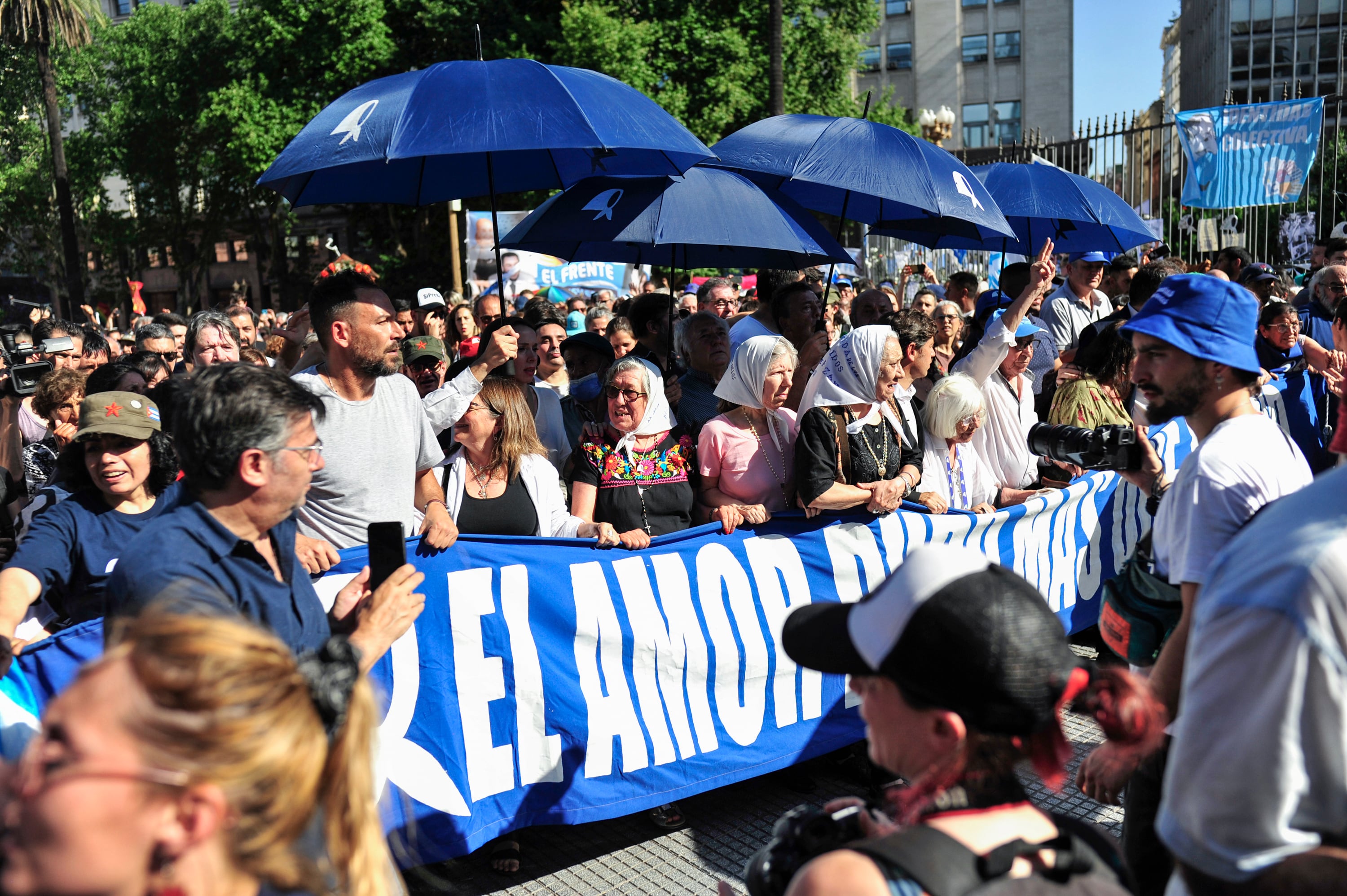 "El amor pudo más que el odio": La despedida a Hebe en la marcha de la Plaza fue multitudinaria. 