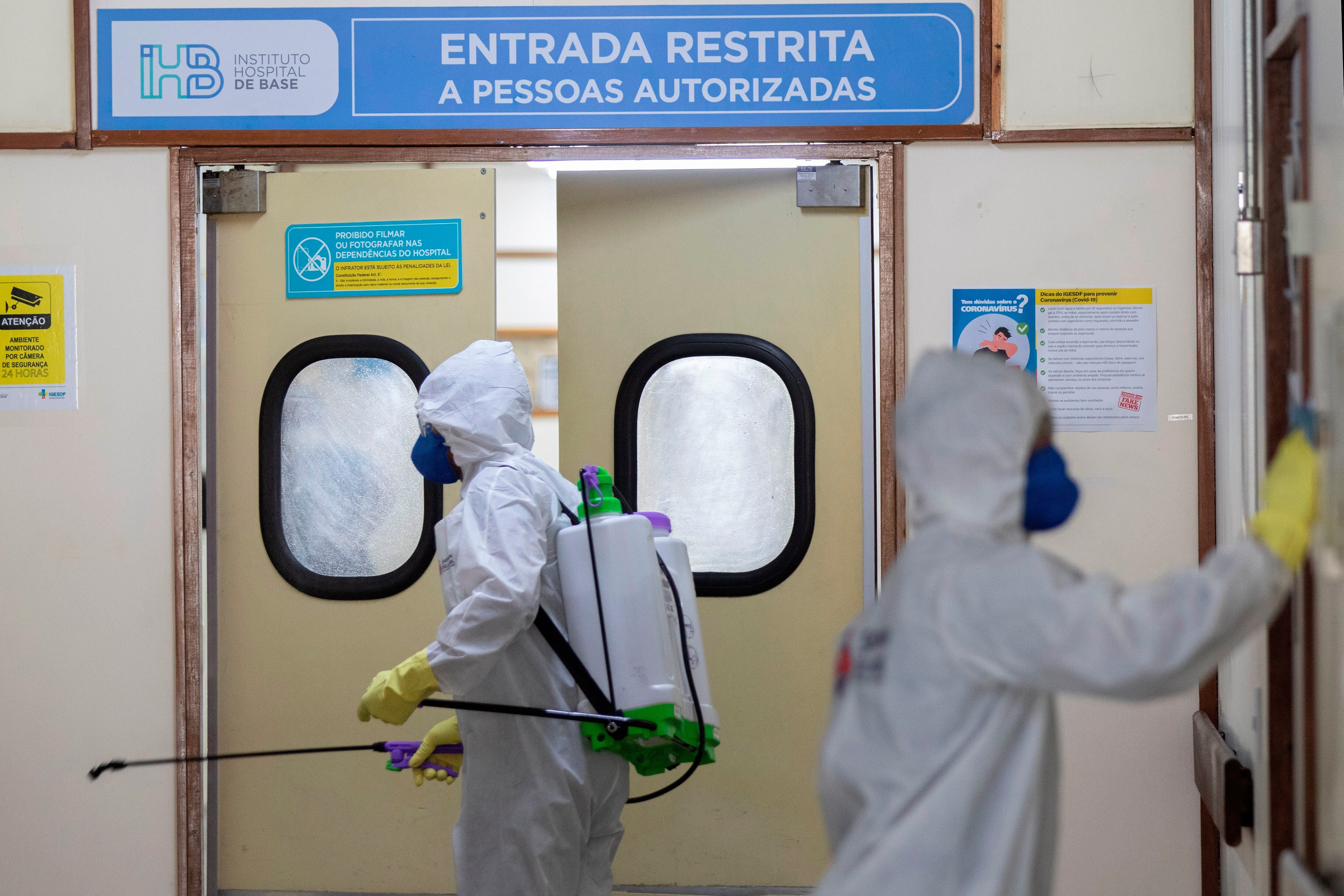 Miembros de las FF.AA. brasileñas limpian un hospital público en Brasilia.