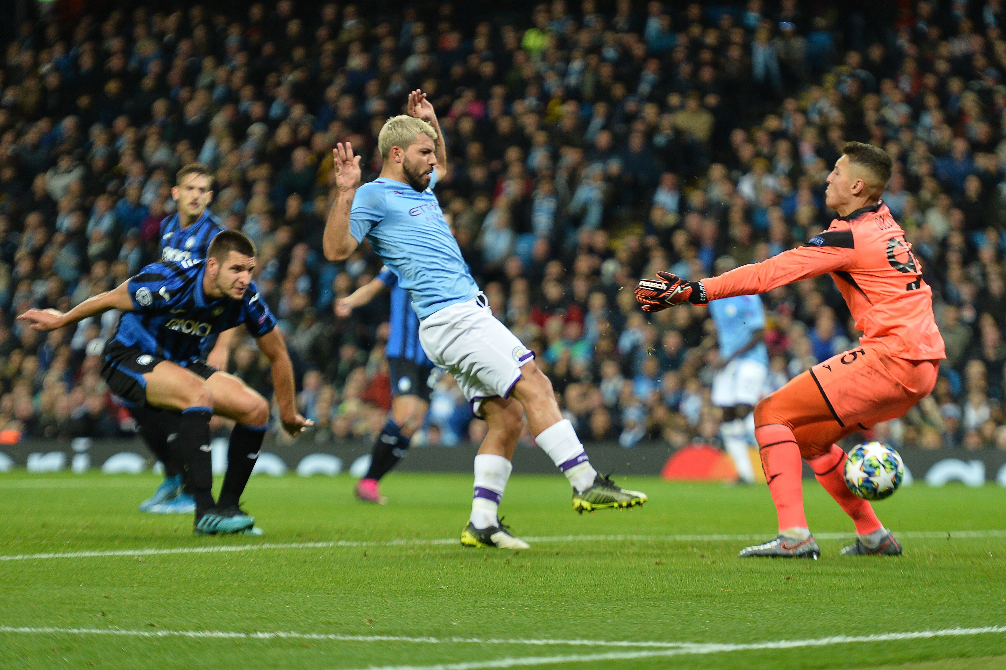 Kun Agüero, mano a mano con Pierluigi Gollini, de Atalanta.