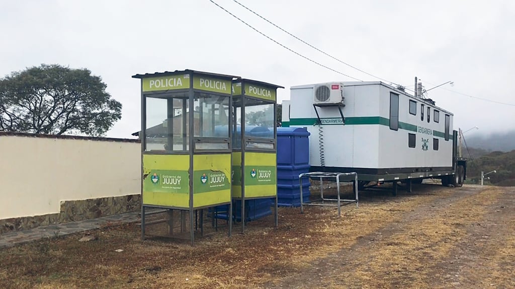 El módulo de la Gendarmería y las cabinas policiales instaladas alrededor de la casa.
