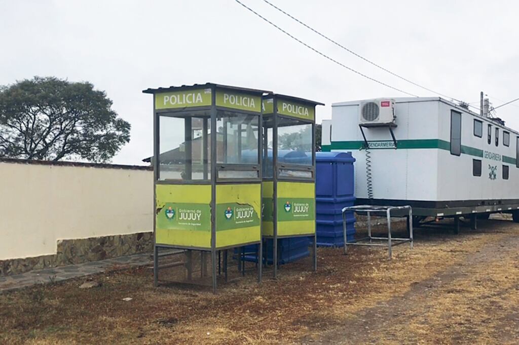 El módulo de la Gendarmería y las cabinas policiales instaladas alrededor de la casa.