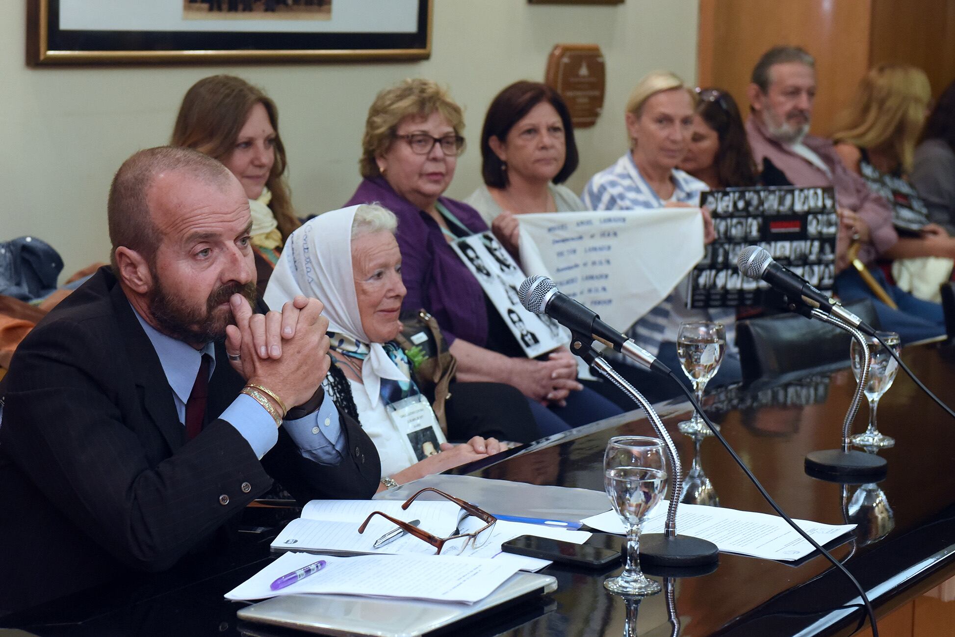 El defensor Ganón junto a Nora Cortiñas en la Cámara Federal de Rosario.