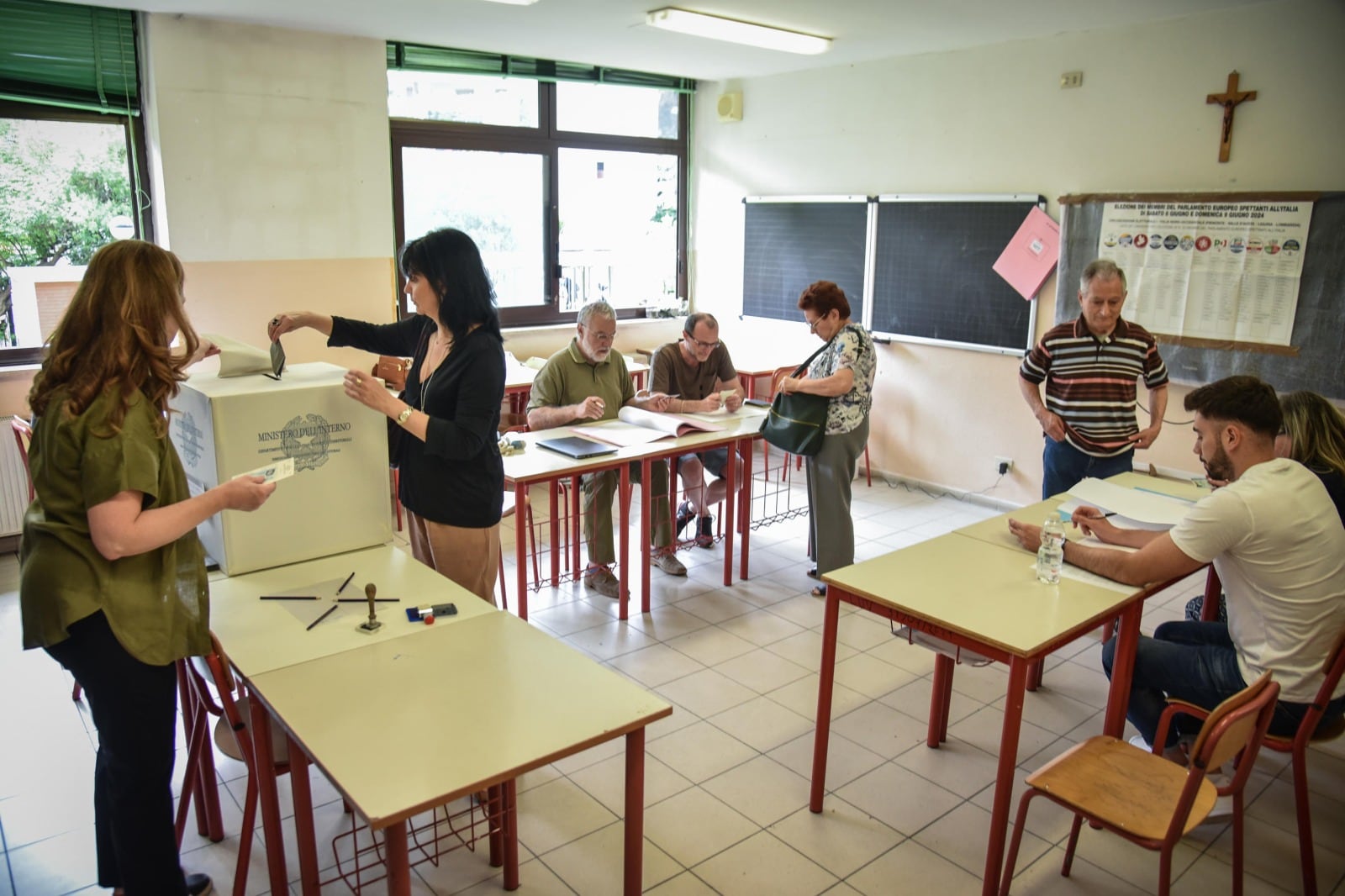 Votantes en Milán sufragan en la elecciones europeas.