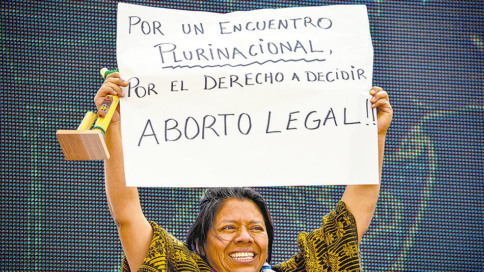 El reclamo por la autonomÍa de los cuerpos, en los brazos en alto de la feminista comunitaria guatemalteca Lolita Chávez durante el Encuentro de Trelew en 2018.