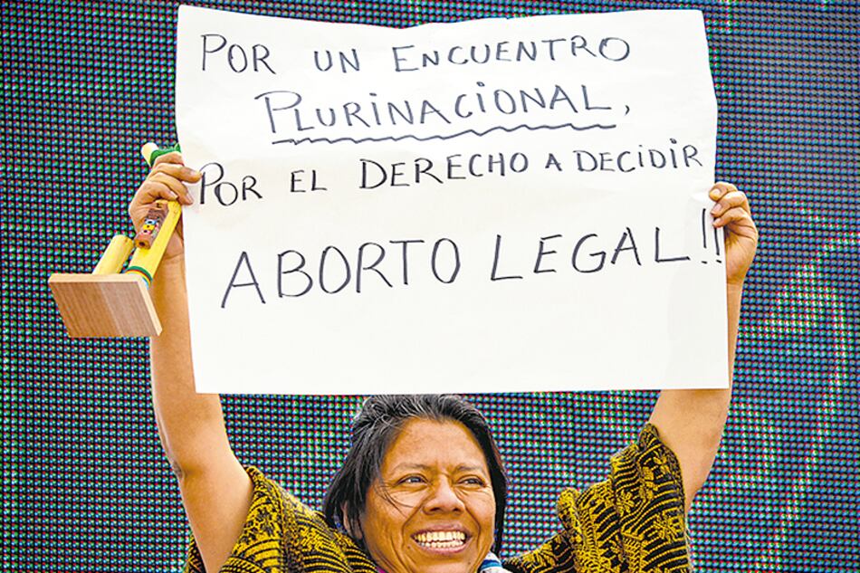 El reclamo por la autonomÍa de los cuerpos, en los brazos en alto de la feminista comunitaria guatemalteca Lolita Chávez durante el Encuentro de Trelew en 2018.