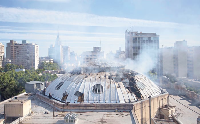 Vista del incendio de la cúpula centenaria del Espacio Contemporáneo de Arte en Mendoza.