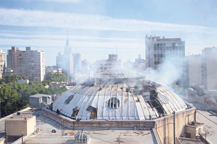 Vista del incendio de la cúpula centenaria del Espacio Contemporáneo de Arte en Mendoza.