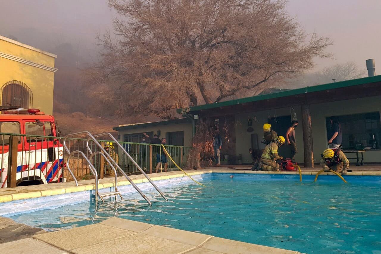 Este lunes fueron evacuadas 26 personas y cuatro brigadistas resultaron heridos en las sierras cordobesas.