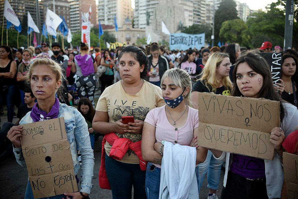 La multitudinaria marcha llegó hasta el Parque a la Bandera.