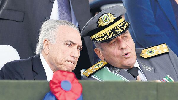 Temer escucha a Villas Boas durante el desfile por el Día del Ejército en Brasilia.