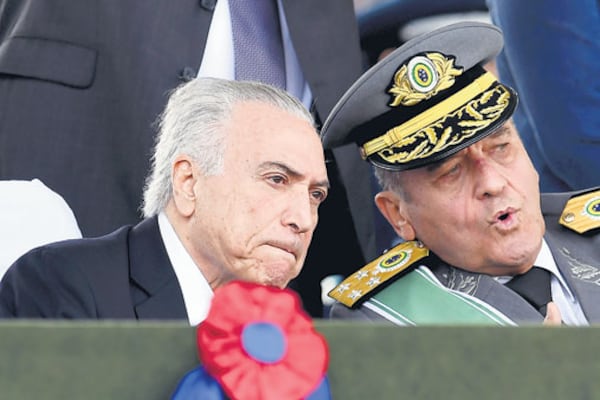 Temer escucha a Villas Boas durante el desfile por el Día del Ejército en Brasilia.