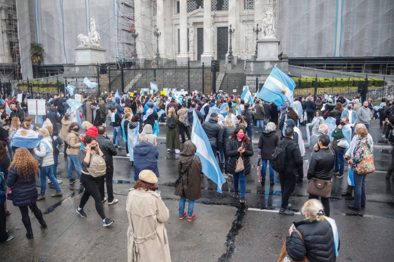 Un puñado de personas dijo presente esta tarde frente al Congreso Nacional.