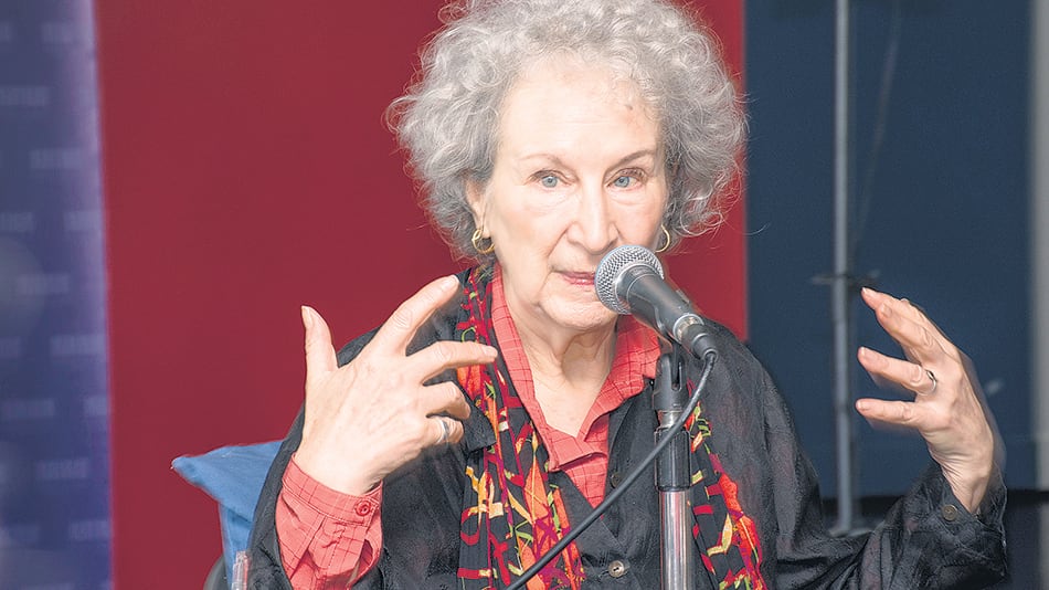 Atwood es miembro de Amnesty Internacional y de BirdLife Internacional.
