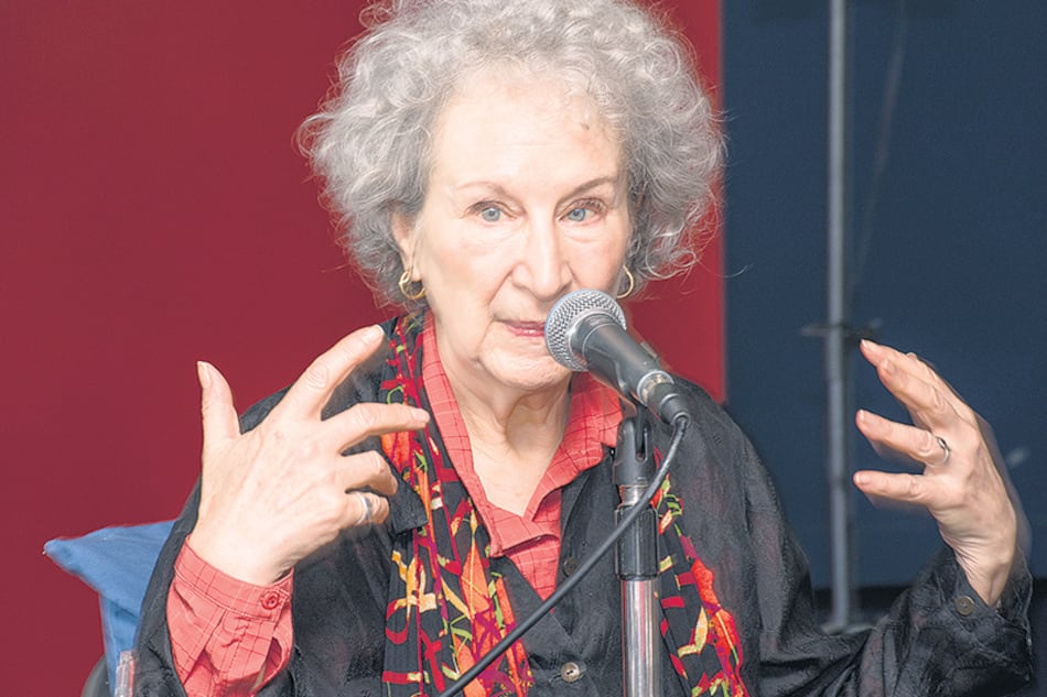 Atwood es miembro de Amnesty Internacional y de BirdLife Internacional.