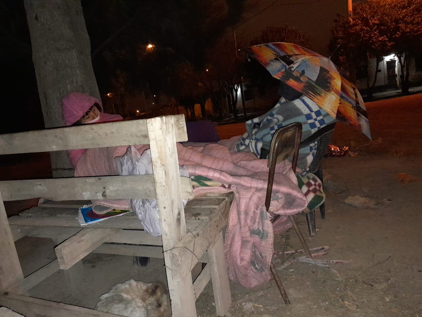 Madre e hija en la calle