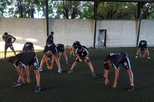 Los jugadores de Riestra, cuando entrenar en grupo era saludable. Hoy en día, resulta todo lo contrario.