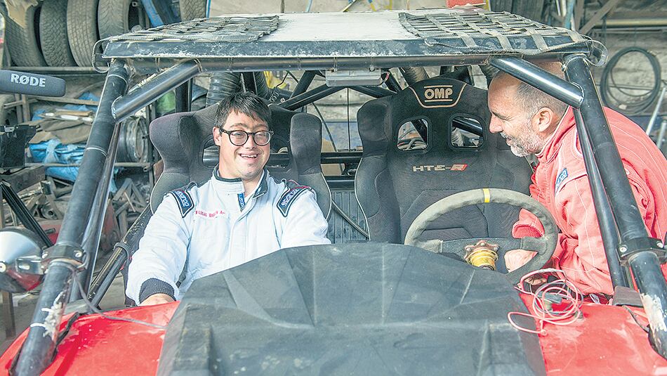 Lucas y Jacques Barrón a bordo del UTV arenero que compartirán para recorrer el desierto peruano.