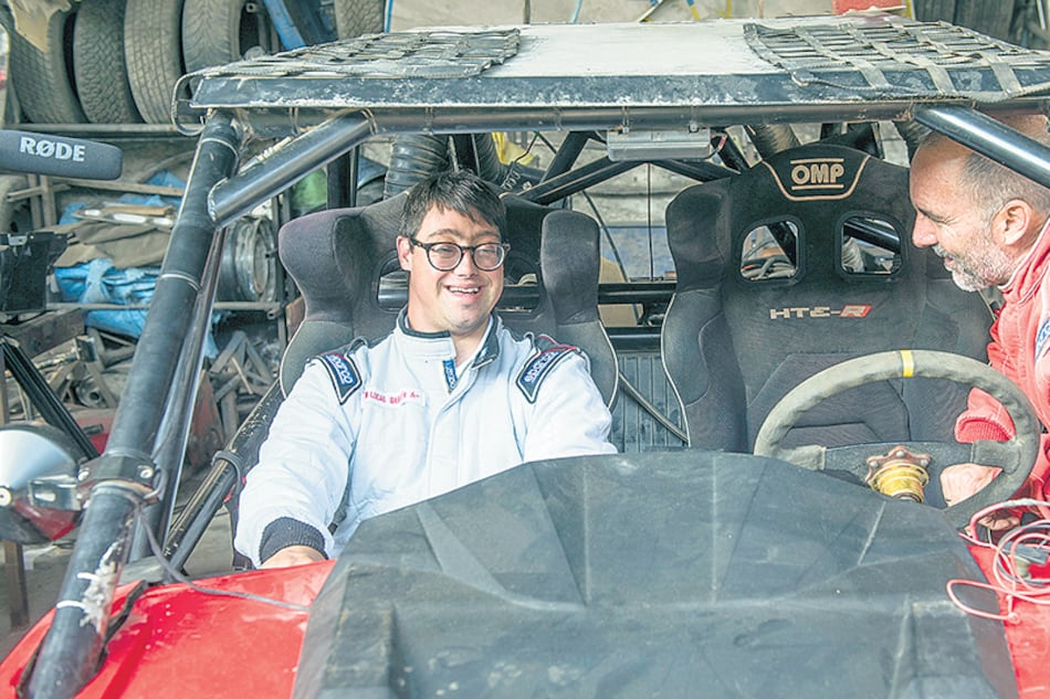Lucas y Jacques Barrón a bordo del UTV arenero que compartirán para recorrer el desierto peruano.