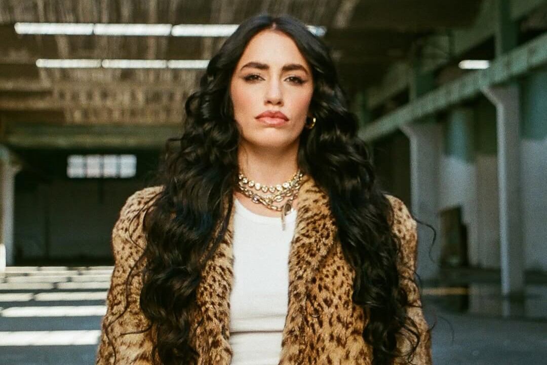 Lali sale de gira con "No vayas a atender cuando el demonio llama".