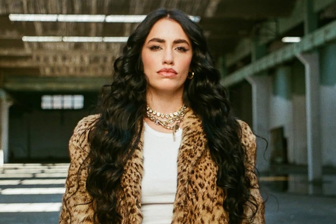 Lali sale de gira con "No vayas a atender cuando el demonio llama".