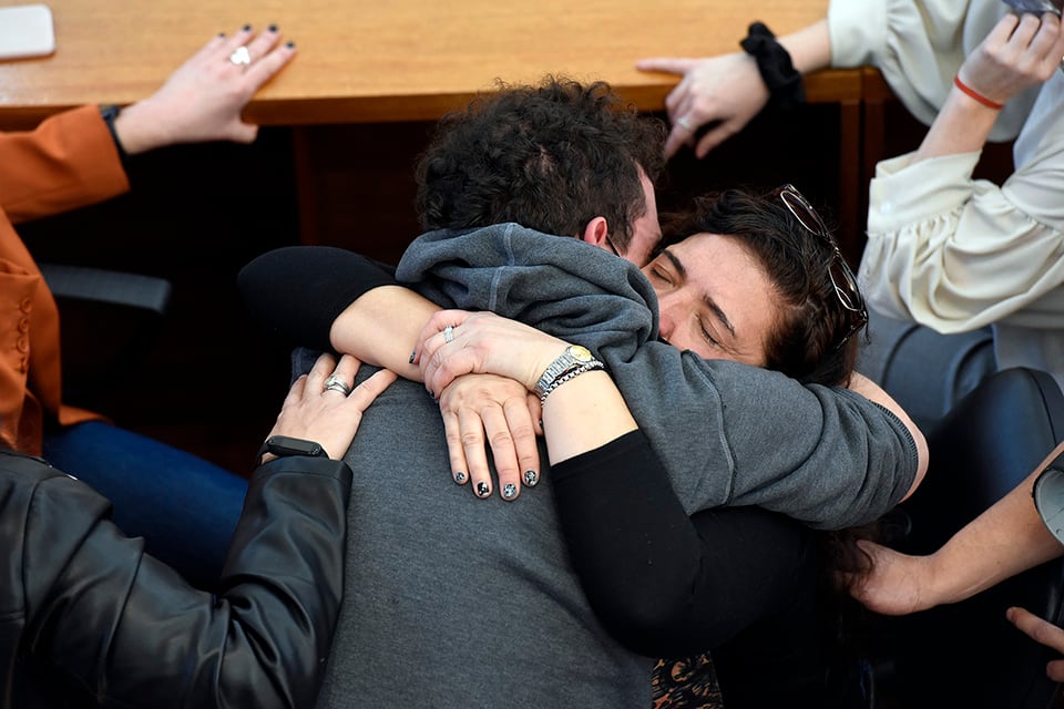 El abrazo entre María Eugenia y su hijo tras conocer el veredicto. Racco (de espaldas y calvo) fue sentenciado a 26 años de prisión por los jueces Rafael Coria, Nicolás Vico Gimena y Nicolás Foppiani.