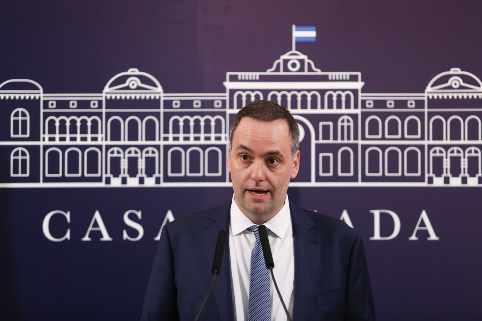 Manuel Adorni, el vocero presidencial que la juega de canchero.