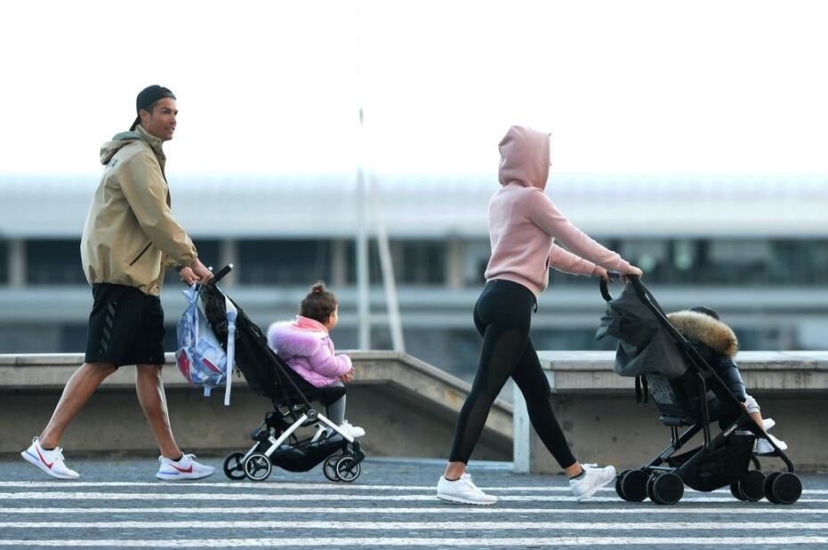 Cristiano pasa la cuarentena en Portugal, donde los controles son más laxos.