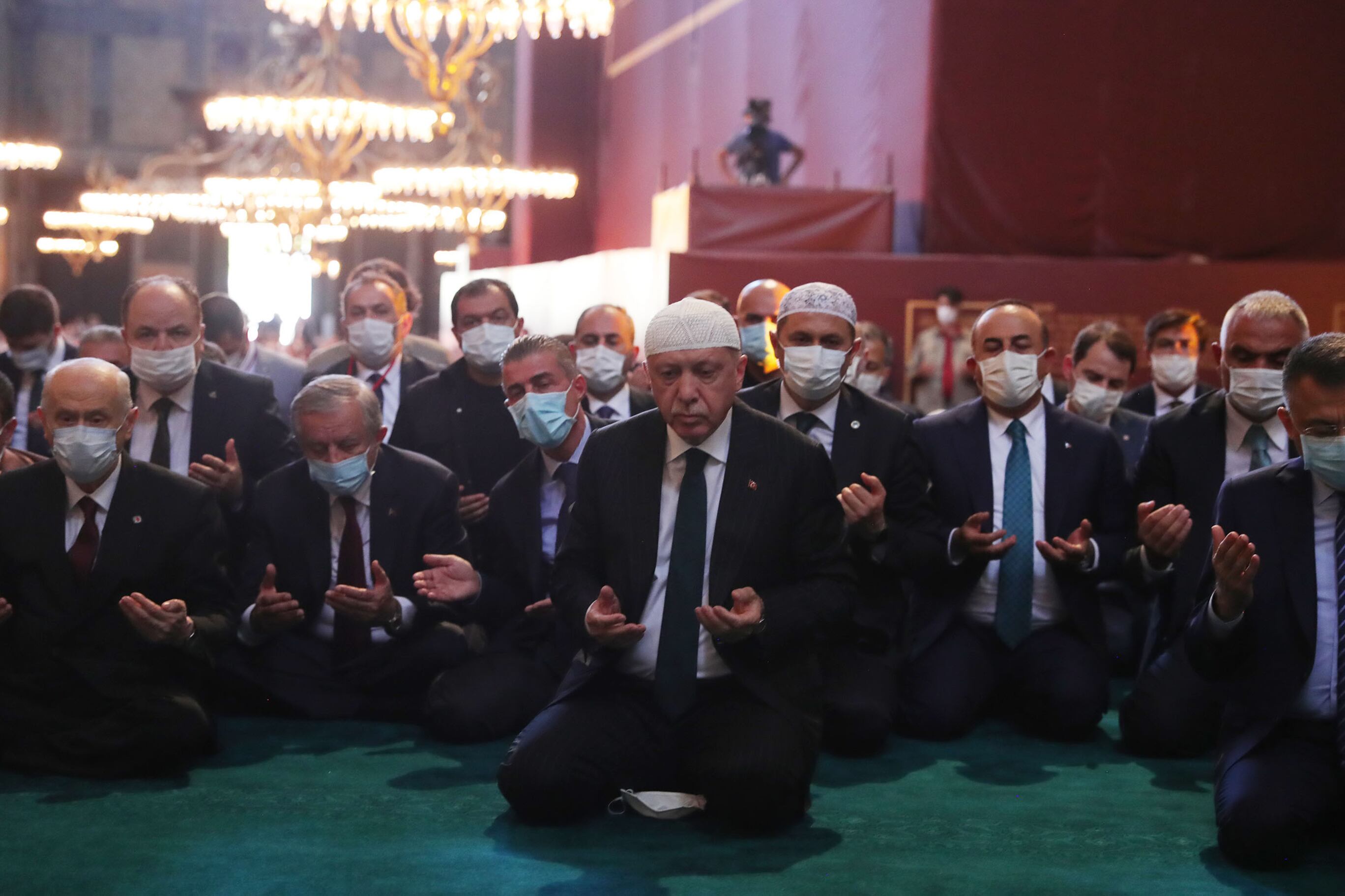 El preidente turco pronunció el primer rezo de la mezquita reconvertida.