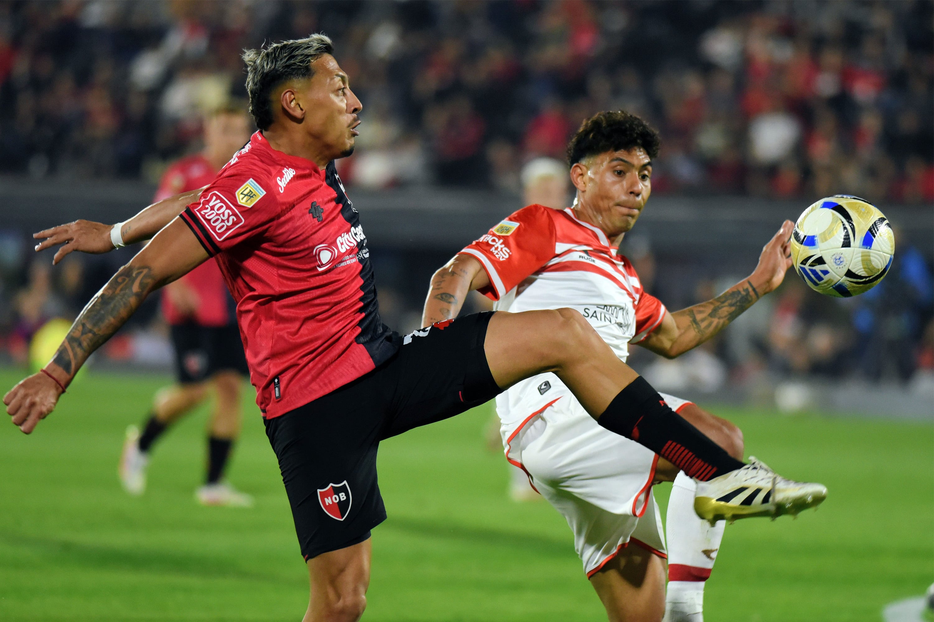 Mosquera y Arzamendia disputan la pelota