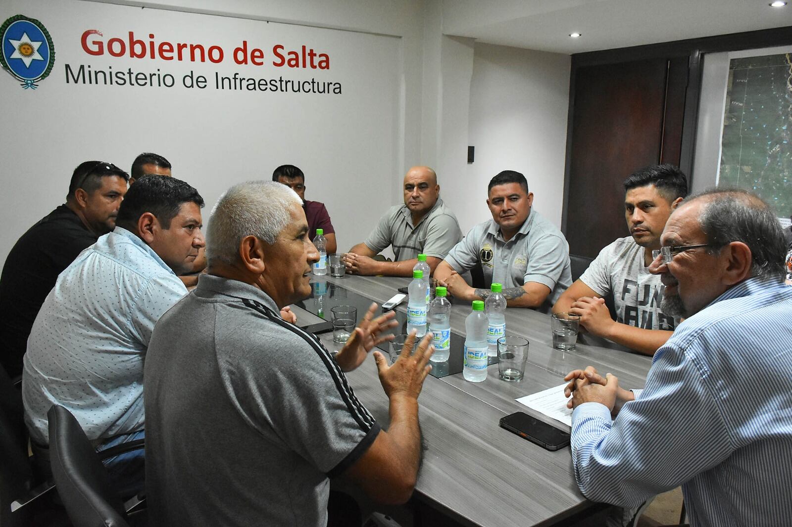 El ministro de Infraestructura, Sergio Camacho, en reunión con delegados de la UOCRA.